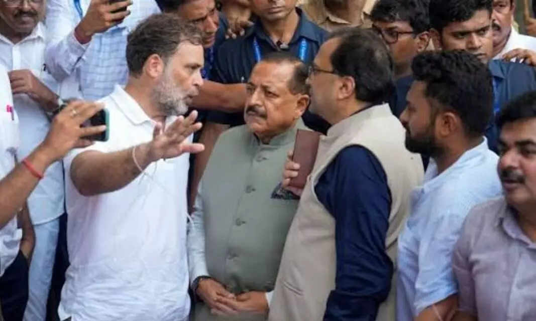 प्रदर्शन के दौरान राहुल गांधी से केंद्रीय मंत्री ने मांगों पर की चर्चा, कांग्रेस नेता पर वादे को लेकर लगाए आरोप प्रदर्शन के दौरान राहुल गांधी से केंद्रीय मंत्री ने मांगों पर की चर्चा, कांग्रेस नेता पर वादे को लेकर लगाए आरोप
