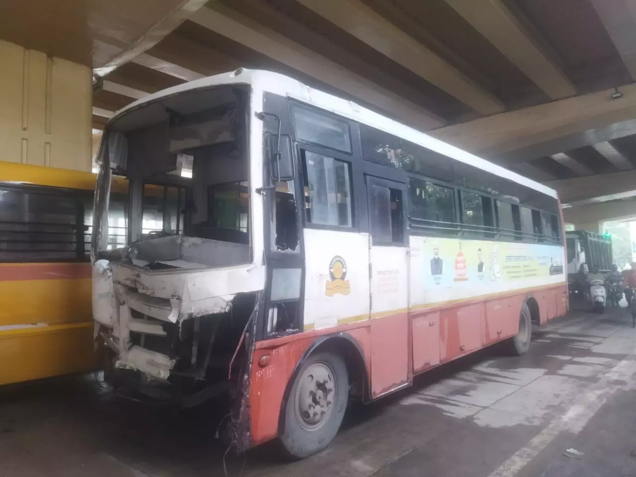 एसटी बस की टक्कर से बेकाबू वाहन लोगों पर चढ़ा, एनएमसी के सेवानिवृत्त कर्मचारी की मौत, तीन घायल एसटी बस की टक्कर से बेकाबू वाहन लोगों पर चढ़ा, एनएमसी के सेवानिवृत्त कर्मचारी की मौत, तीन घायल