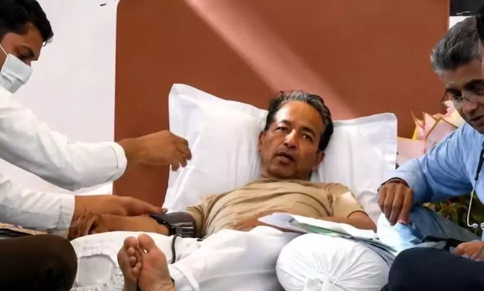 तीसरे दिन सोनम वांगचुक का बदलाव अस्पताल, हरियाणा के मेदांता में किए शिफ्ट तीसरे दिन सोनम वांगचुक का बदलाव अस्पताल, हरियाणा के मेदांता में किए शिफ्ट