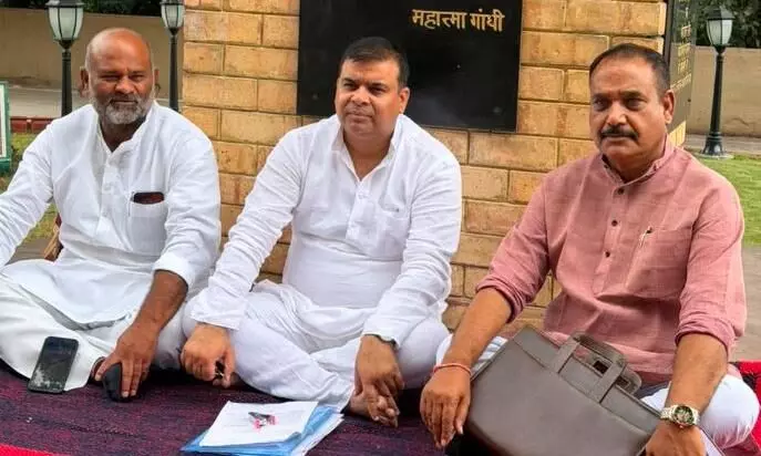 कैलारस शक्कर कारखाने के प्रश्न निरस्त करने के विरोध में जौरा विधायक बैठे धरने पर कैलारस शक्कर कारखाने के प्रश्न निरस्त करने के विरोध में जौरा विधायक बैठे धरने पर