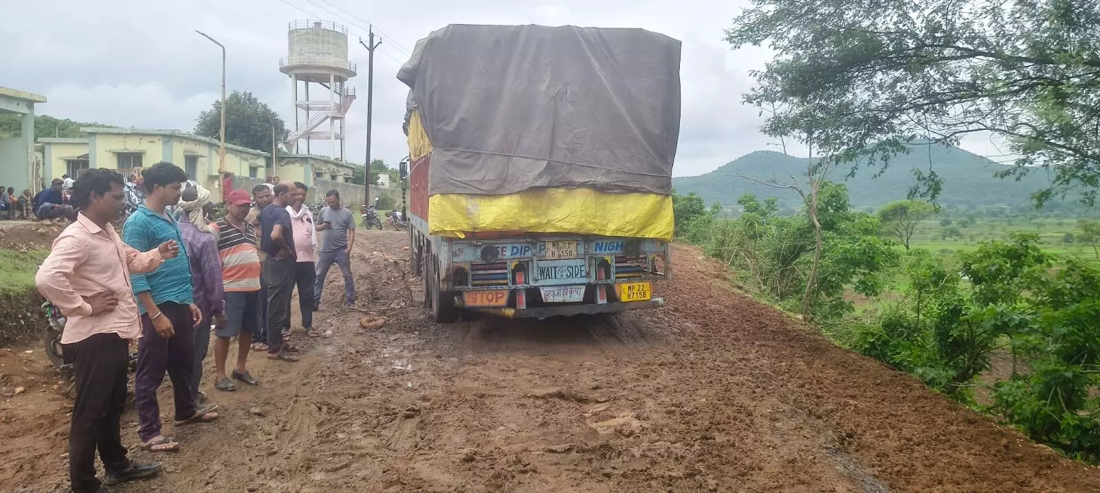 खाद की किल्लत से जूझ रहे किसान खाद की किल्लत से जूझ रहे किसान