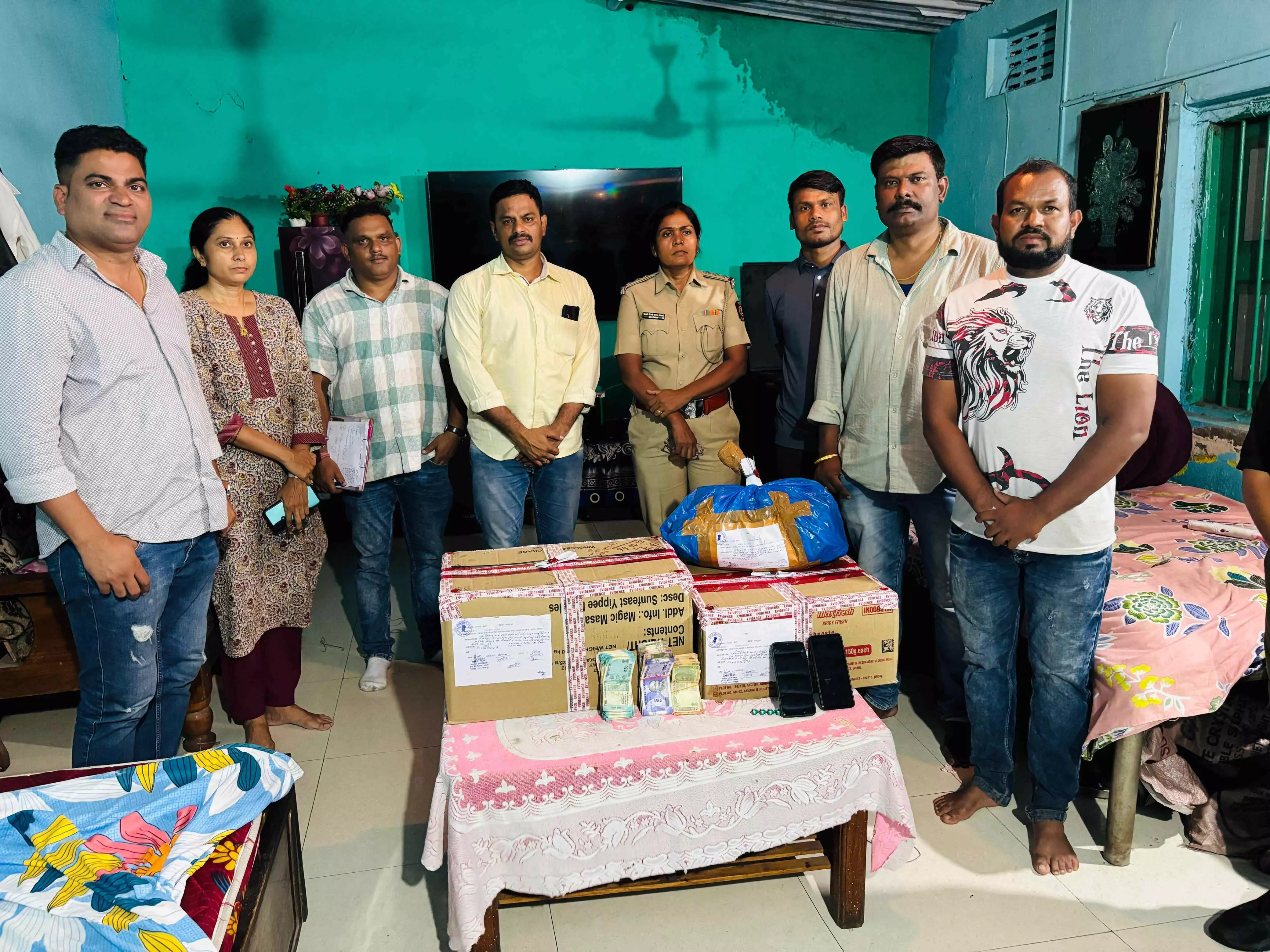 ट्रक चालक के घर प्रतिबंधित दवाइयों का जखीरा, 15,814 गोलियां जब्त ट्रक चालक के घर प्रतिबंधित दवाइयों का जखीरा, 15,814 गोलियां जब्त