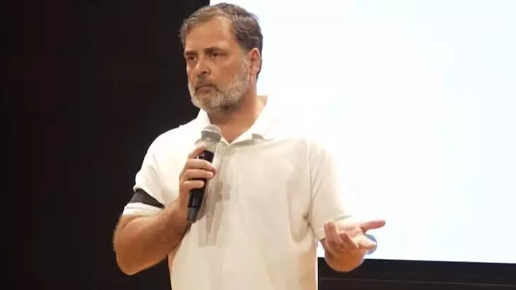 पुलिस वालों ने राहुल गांधी के कान में क्या कहा, सुनकर पत्रकार भी हंस पड़े, नेताप्रतिपक्ष ने सरकार के सामने रखीं तीन बड़ी मांगें पुलिस वालों ने राहुल गांधी के कान में क्या कहा, सुनकर पत्रकार भी हंस पड़े, नेताप्रतिपक्ष ने सरकार के सामने रखीं तीन बड़ी मांगें