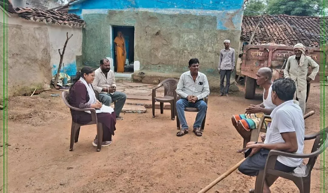 सर्पदंश से बालक की मौत पर परिजनों से मिलीं तहसीलदार सर्पदंश से बालक की मौत पर परिजनों से मिलीं तहसीलदार
