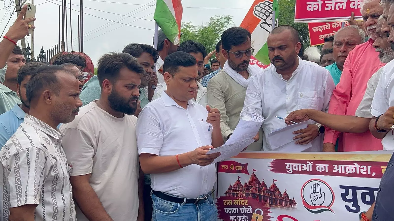 युवक कांग्रेस का पैदल मार्च, राष्ट्रपति के नाम तहसीलदार को सौंपा ज्ञापन