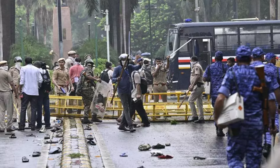 दिल्ली पुलिस के खिलाफ NHRC में दर्ज हुई शिकायत, लड़कियों को बेरहमी से पीटने का लगाया आरोप