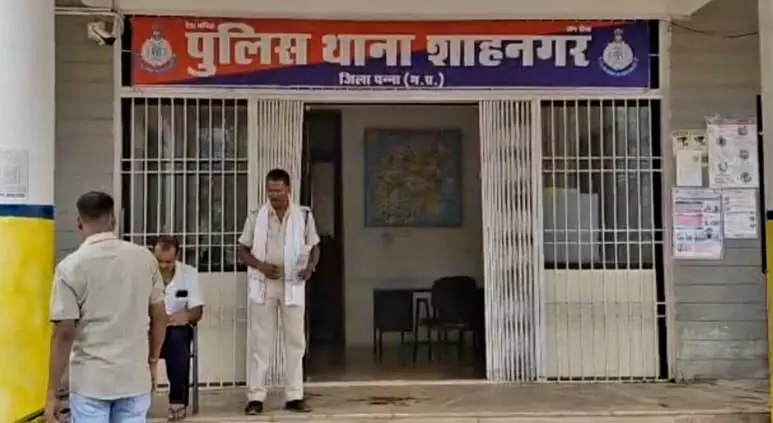 तम्बाकु और पानी मंगाकर महिला के साथ छेङखानी , आरोपी फरार तम्बाकु और पानी मंगाकर महिला के साथ छेङखानी , आरोपी फरार