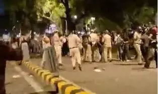 जंतर-मंतर पर पुलिस और छात्रों के बीच फिर हुई झड़प, CJP समर्थकों ने की पत्थरबाजी, पुलिस ने आंसू गैस के गोले दागे जंतर-मंतर पर पुलिस और छात्रों के बीच फिर हुई झड़प, CJP समर्थकों ने की पत्थरबाजी, पुलिस ने आंसू गैस के गोले दागे