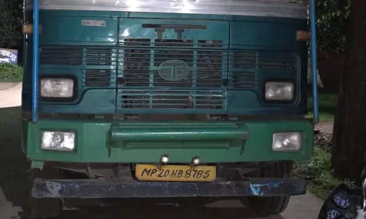 ट्रक में ठूंस-ठूंसकर बकरियां ले जा रहे थे नागपुर