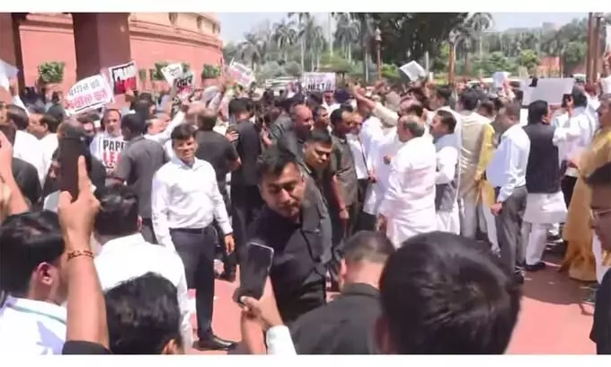 संसद परिसर में NDA और INDIA आमने-सामने, NEET पेपर लीक से राहुल गांधी के धरने तक, पर हुई जमकर नारेबाजी संसद परिसर में NDA और INDIA आमने-सामने, NEET पेपर लीक से राहुल गांधी के धरने तक, पर हुई जमकर नारेबाजी