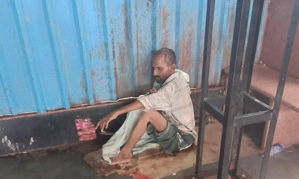 रेलवे स्टेशन पर लाश मिलने की चर्चा निकली अफवाह, बेघर व्यक्ति जीवित मिला रेलवे स्टेशन पर लाश मिलने की चर्चा निकली अफवाह, बेघर व्यक्ति जीवित मिला