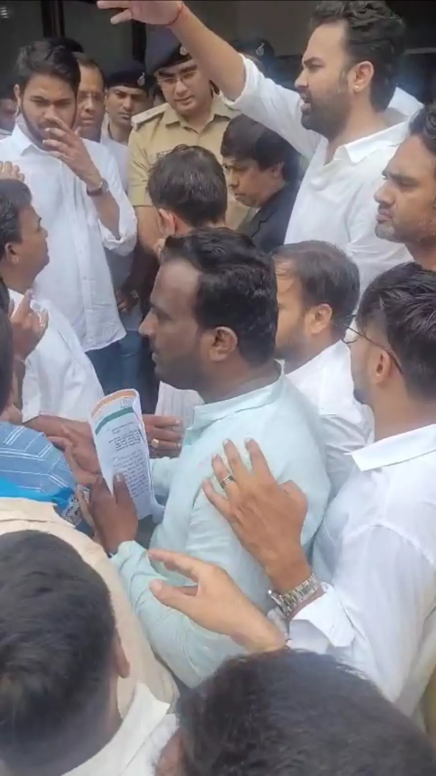 पुलिस कर्मियों पर एफआईआर दर्ज करने की मांग पुलिस कर्मियों पर एफआईआर दर्ज करने की मांग