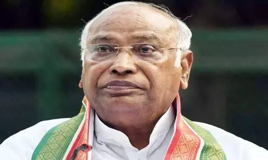 धर्मेंद्र प्रधान को बर्खास्त करके सदन आइए.., पीएम मोदी के वीडियो पर खड़गे की तीखी टिप्पणी धर्मेंद्र प्रधान को बर्खास्त करके सदन आइए.., पीएम मोदी के वीडियो पर खड़गे की तीखी टिप्पणी