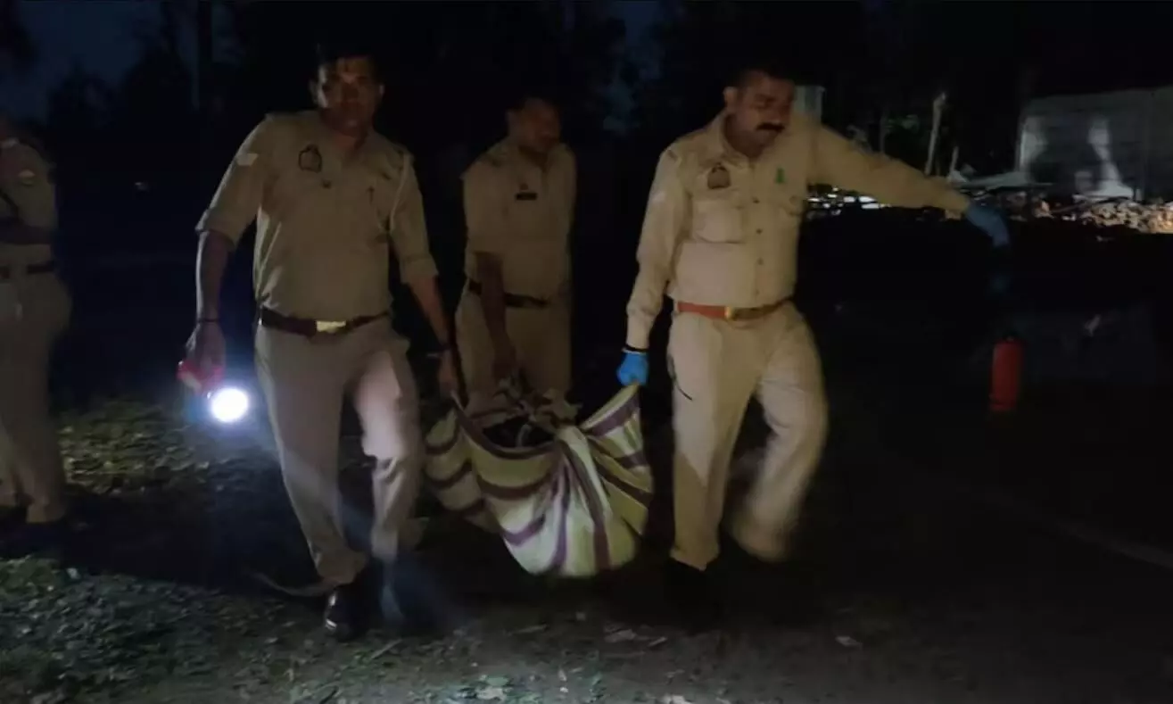 उत्तर प्रदेश की पटाखा फैक्ट्री में जोरदार धमाका, दो लोगों की मौत, बचाव कार्य जारी उत्तर प्रदेश की पटाखा फैक्ट्री में जोरदार धमाका, दो लोगों की मौत, बचाव कार्य जारी