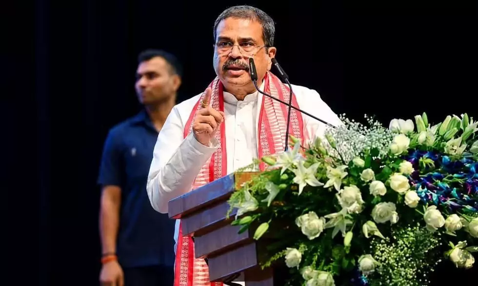 राहुल-अखिलेश के क्रेडिट लेने का डर या चुनाव की चिंता...GEN Z के सामने क्यों झुकी सरकार? समझिए 7 वजह