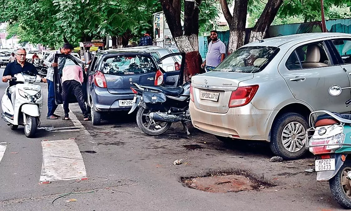 नगर निगम मुख्यालय से चंद कदम की दूरी पर स्मार्ट रोड बनी गैराज, जिम्मेदार बने मूकदर्शक नगर निगम मुख्यालय से चंद कदम की दूरी पर स्मार्ट रोड बनी गैराज, जिम्मेदार बने मूकदर्शक