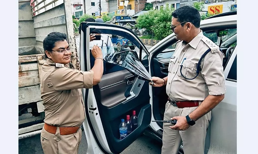 15 कारों से निकलवाईं काली फिल्में, किया चालान, मचा रहा हड़कम्प 15 कारों से निकलवाईं काली फिल्में, किया चालान, मचा रहा हड़कम्प