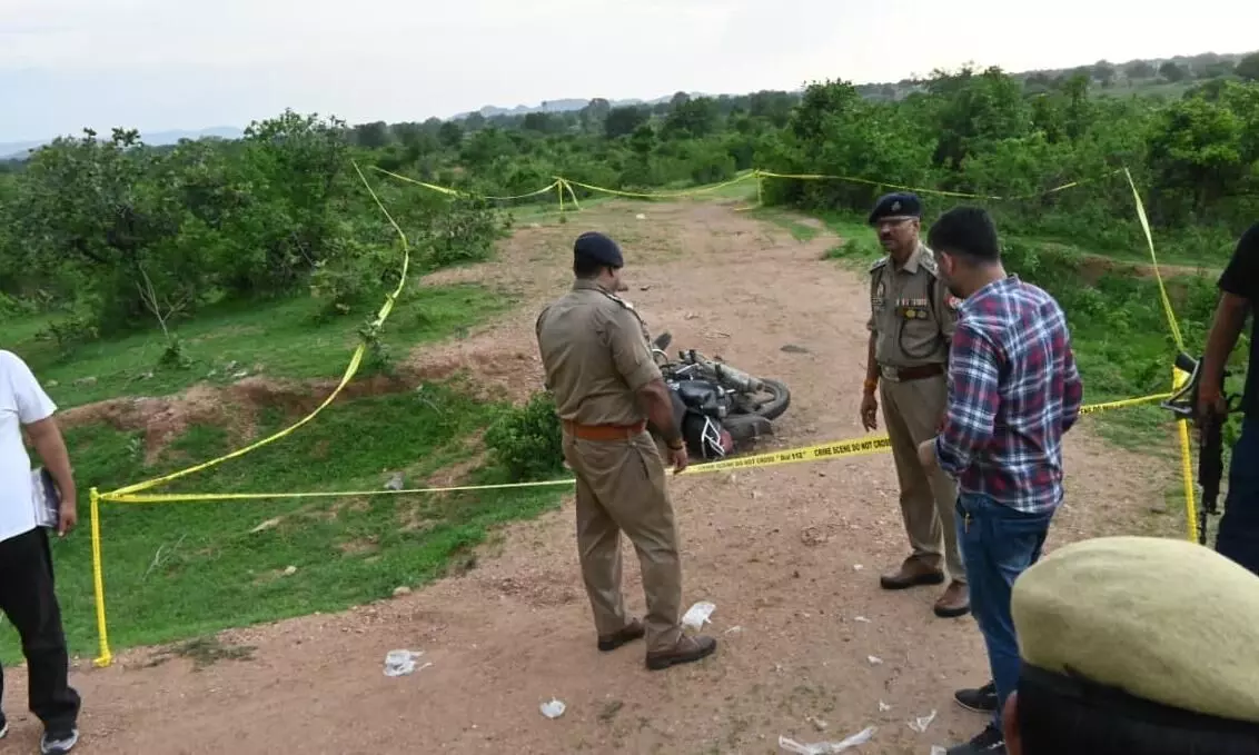 50 हजार के इनामी आरोपी से पुलिस की मुठभेड़, पैर में लगी गोली, एक सिपाही भी घायल
