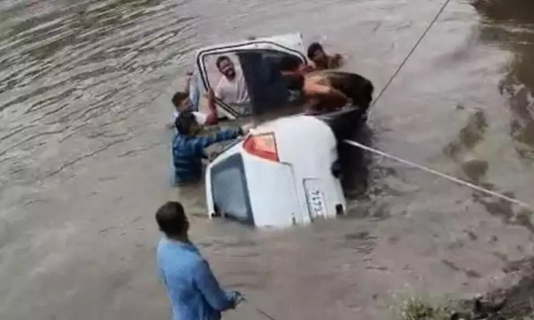 5 दोस्तों की पानी में डूबने से मौत, कार के नहीं खुले गेट, कांच तोड़कर निकाले शव 5 दोस्तों की पानी में डूबने से मौत, कार के नहीं खुले गेट, कांच तोड़कर निकाले शव