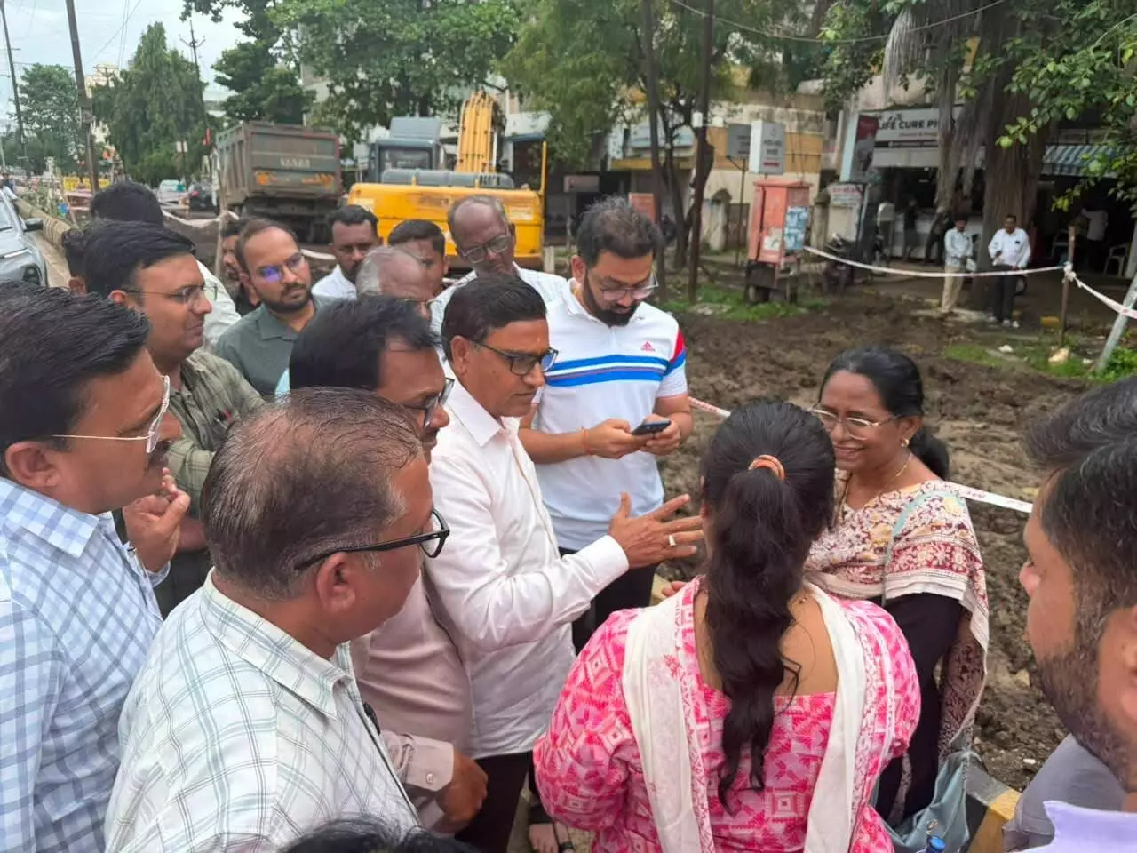 आयुक्त ने कहा - 1 माह में रास्ते का काम पूरा करें, अगली बैठक में सभी विभागों का समन्वय कर कार्य पूरे किए जाएंगे आयुक्त ने कहा - 1 माह में रास्ते का काम पूरा करें, अगली बैठक में सभी विभागों का समन्वय कर कार्य पूरे किए जाएंगे