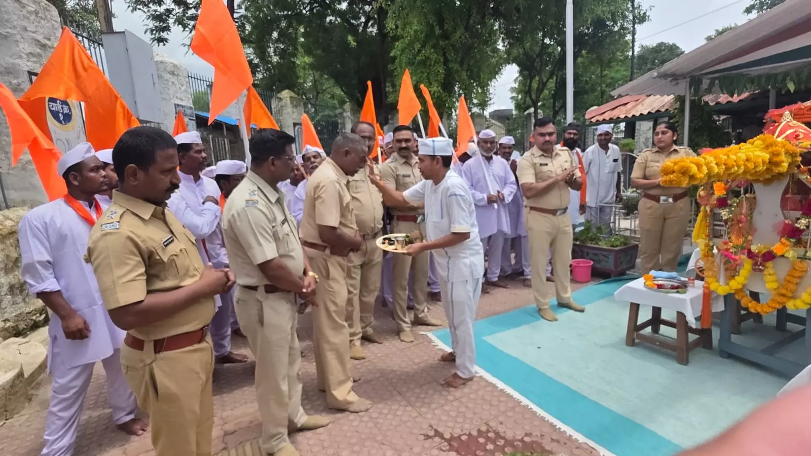 कारागृह में गूंजा विठ्ठल-विठ्ठल का जयघोष, पूजा कर रही पुलिस तो भक्ति में डूबे कैदी कारागृह में गूंजा विठ्ठल-विठ्ठल का जयघोष, पूजा कर रही पुलिस तो भक्ति में डूबे कैदी