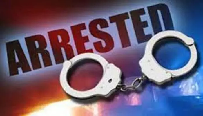 एक आरोपी गिरफ्तार - एक फरार, कार समेत 6.46 लाख रुपये का माल जब्त एक आरोपी गिरफ्तार - एक फरार, कार समेत 6.46 लाख रुपये का माल जब्त