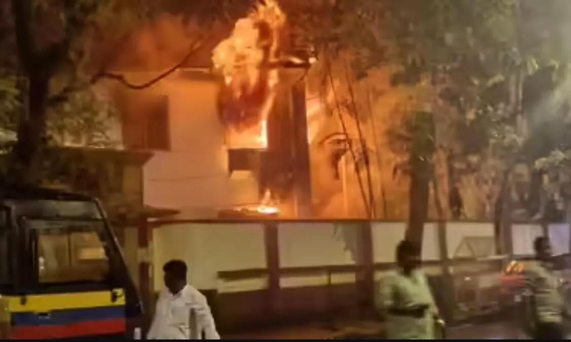 मुंबई पुलिस स्टेशन की बिल्डिंग में लगी भीषण आग, मौके पर 8 दमकल विभाग की गाड़ियां