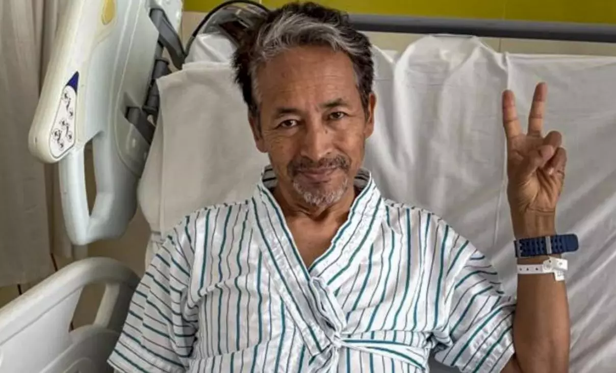 मेदांता अस्पताल से डिस्चार्ज होने के बाद सबसे पहले राजघाट पहुंचे सोनम वांगचुक, 26 दिन चली थी भूख हड़ताल मेदांता अस्पताल से डिस्चार्ज होने के बाद सबसे पहले राजघाट पहुंचे सोनम वांगचुक, 26 दिन चली थी भूख हड़ताल