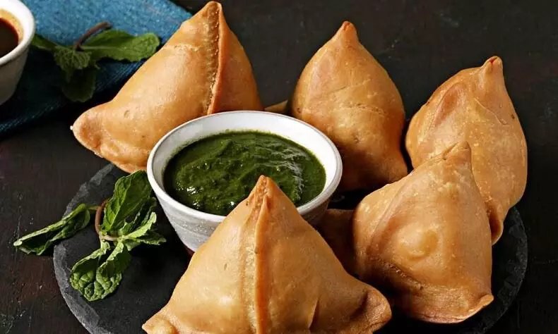 बारिश के मौसम में कुछ क्रिस्पी और चटपटा खाने की हो रही इच्छा? घर पर ट्राई करें समोसे बनाने की ये आसान रेसिपी, मार्केट जैसा आएगा स्वाद बारिश के मौसम में कुछ क्रिस्पी और चटपटा खाने की हो रही इच्छा? घर पर ट्राई करें समोसे बनाने की ये आसान रेसिपी, मार्केट जैसा आएगा स्वाद