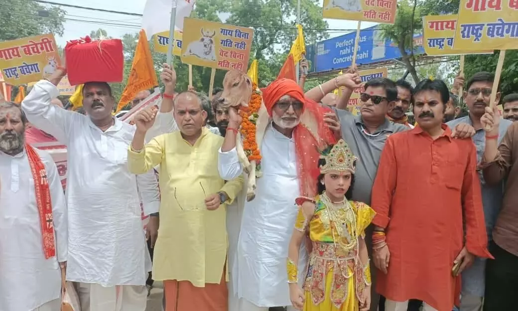 कंधे पर बछड़ा लेकर कलेक्ट्रेट पहुंच गए पूर्व विधायक कंधे पर बछड़ा लेकर कलेक्ट्रेट पहुंच गए पूर्व विधायक