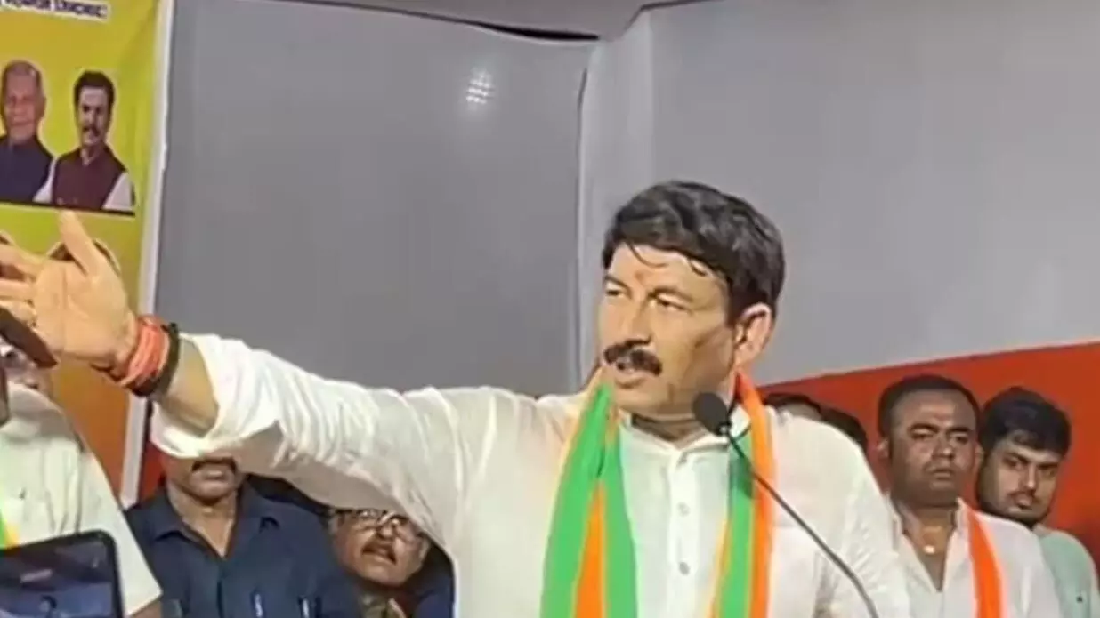 जनसभा को संबोधित करने के दौरान भड़के मनोज तिवारी, इस ब्लू टी-शर्ट वाले युवक को पकड़िए