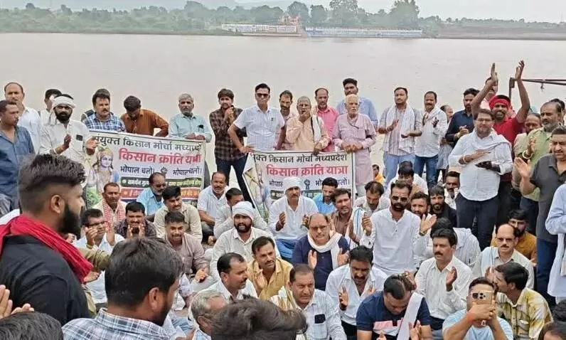 नर्मदापुरम में तोड़ी पुलिस की बैरिकेटिंग, प्रशासन की समझाइश के बाद बुधनी में रात्रि विश्राम के लिए रुके