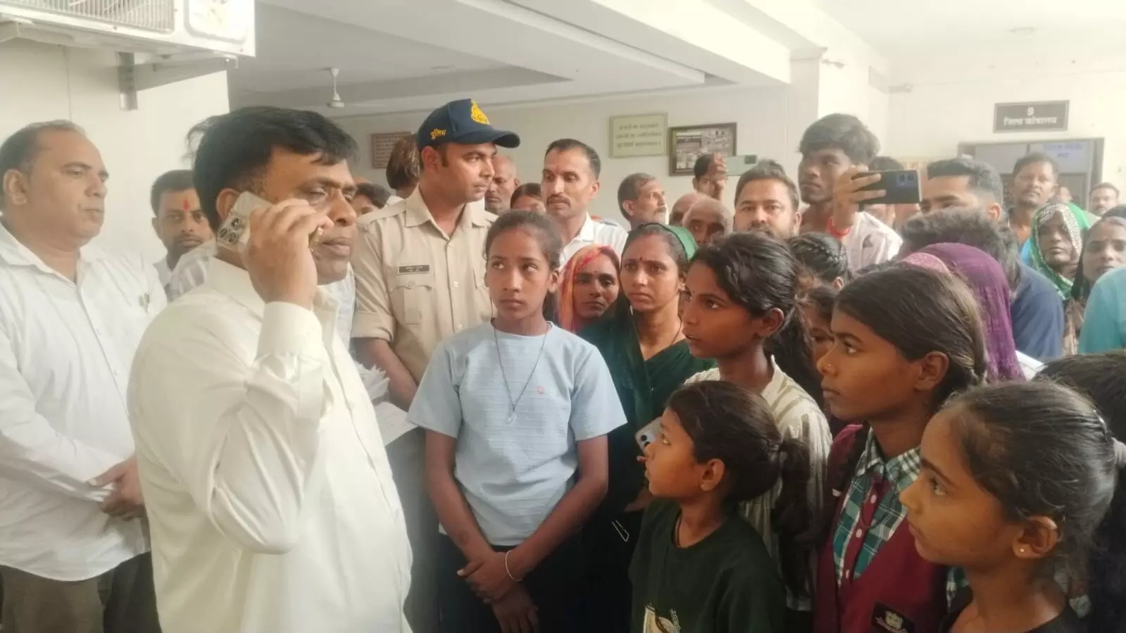कलेक्टर अंकल, स्कूल जाने का रास्ता नहीं है... कलेक्टर अंकल, स्कूल जाने का रास्ता नहीं है...