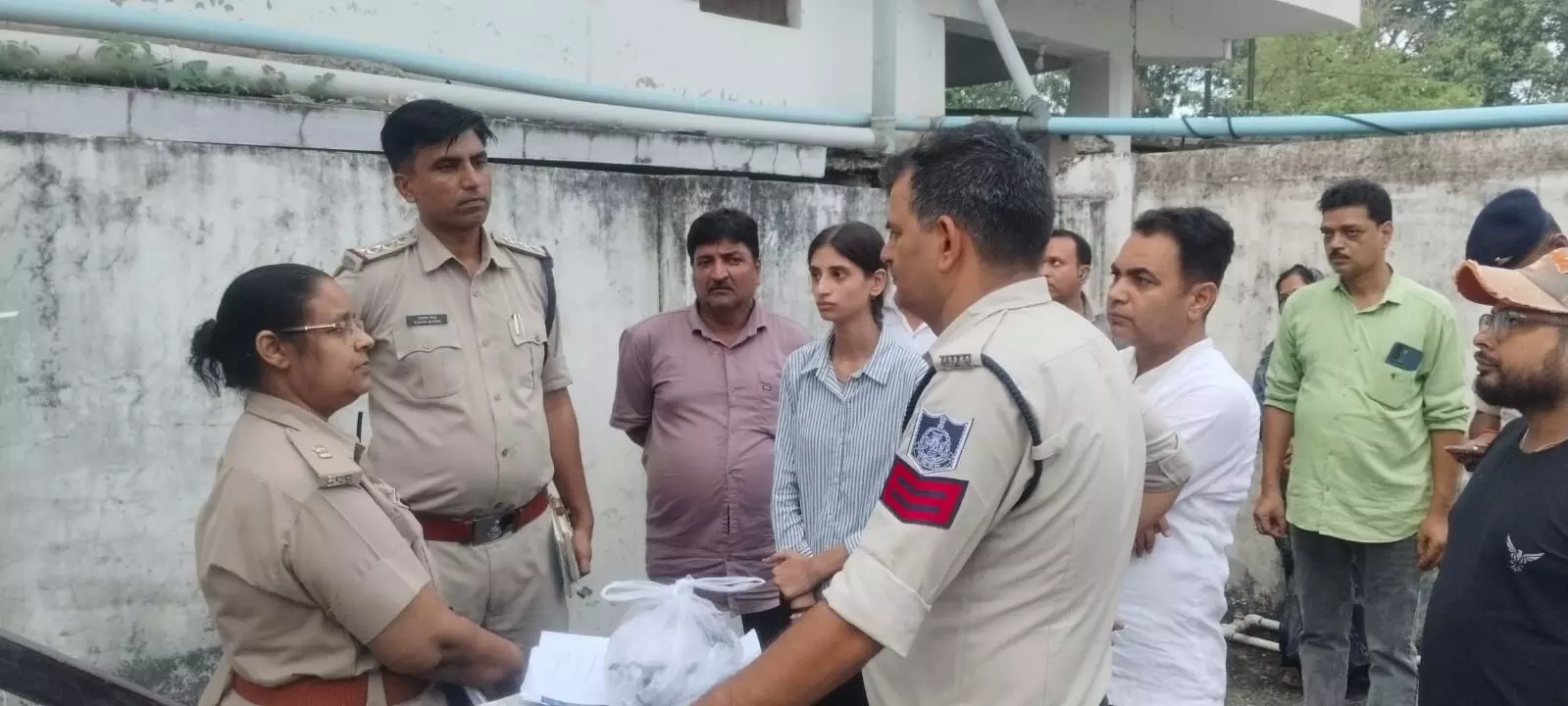कनपटी में गोली मार अधेड़ ने की आत्महत्या कनपटी में गोली मार अधेड़ ने की आत्महत्या