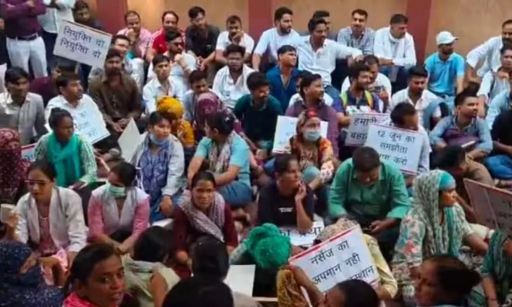 जयुपर में कर्मचारियों ने किया बड़ा प्रदर्शन, वेतन समेत इन मांगों को लेकर सरकार को घेरा