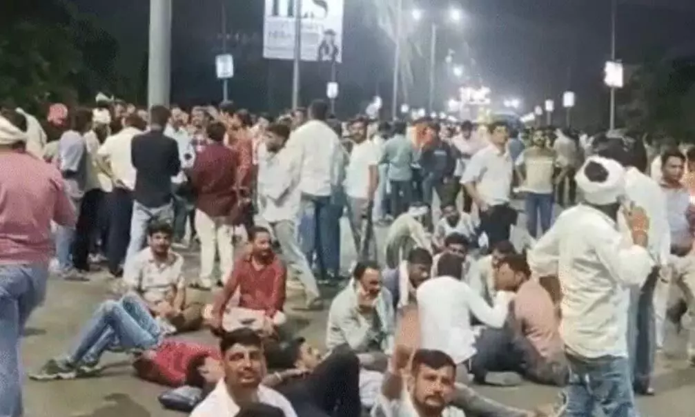 भोपाल में बीच रोड पर डटे हजारों किसान, प्रशासन के साथ बैठक रही बेनतीजा, सीएम आवास के घेराव का किया ऐलान भोपाल में बीच रोड पर डटे हजारों किसान, प्रशासन के साथ बैठक रही बेनतीजा, सीएम आवास के घेराव का किया ऐलान