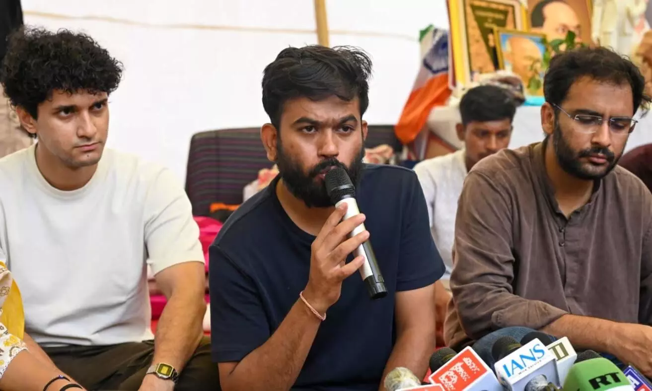 छात्रों का गुस्सा कम नहीं हुआ, आंदोलन फिर शुरू... घर पहुंचते ही अभिजीत दीपके की बड़ी प्रतिक्रिया