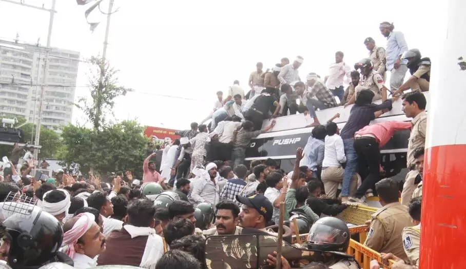 किसानों ने रोशनपुरा चौराहे पर डाला डेरा, मंत्रियों के साथ किसान प्रतिनिधियों की बैठक जारी, रात में बनेगी आगे की रणनीति किसानों ने रोशनपुरा चौराहे पर डाला डेरा, मंत्रियों के साथ किसान प्रतिनिधियों की बैठक जारी, रात में बनेगी आगे की रणनीति