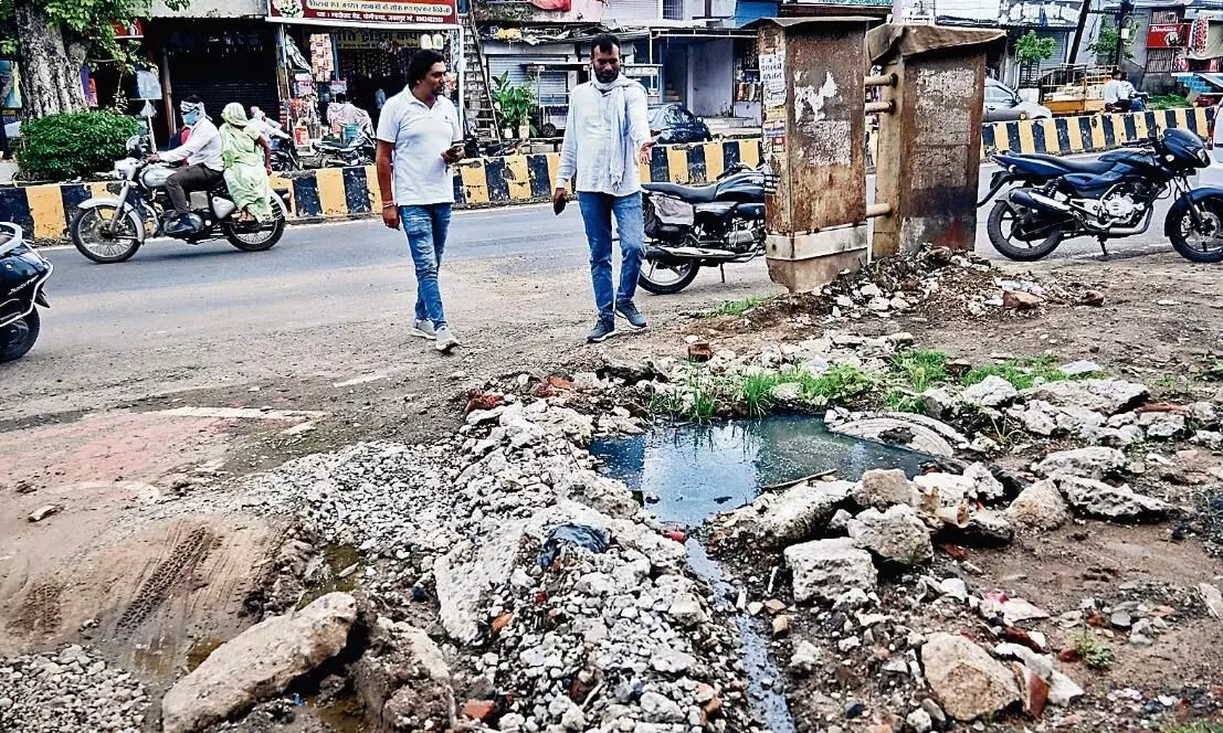 खुला छोड़ दिया सीवर का चैम्बर, सड़क पर बह रही गंदगी, पाइपलाइन टूटने की आशंका खुला छोड़ दिया सीवर का चैम्बर, सड़क पर बह रही गंदगी, पाइपलाइन टूटने की आशंका