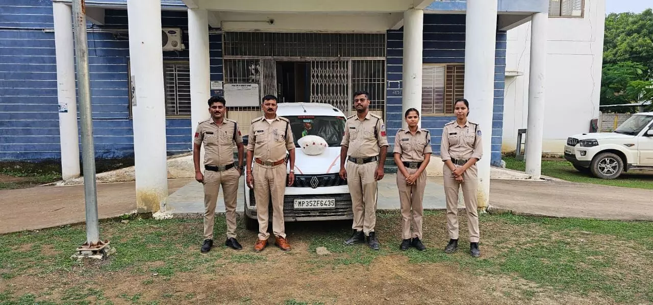 पुलिस ने 4 किलो 166 ग्राम गांजे के साथ तस्कर को किया गिरफ्तार पुलिस ने 4 किलो 166 ग्राम गांजे के साथ तस्कर को किया गिरफ्तार