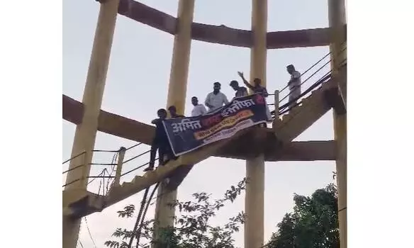 मैहर में हाई-वोल्टेज प्रदर्शन, टंकी पर चढ़े युवक कांग्रेस नेता मैहर में हाई-वोल्टेज प्रदर्शन, टंकी पर चढ़े युवक कांग्रेस नेता