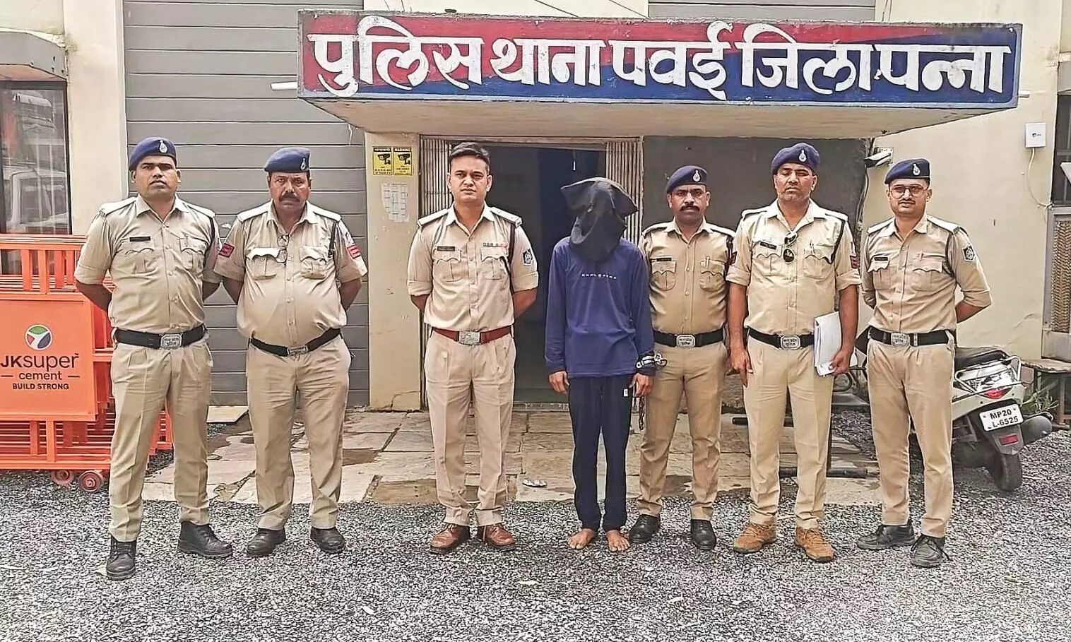 जमीन के लिए पुत्र ने डंडे से पीट-पीटकर की मां की हत्या जमीन के लिए पुत्र ने डंडे से पीट-पीटकर की मां की हत्या