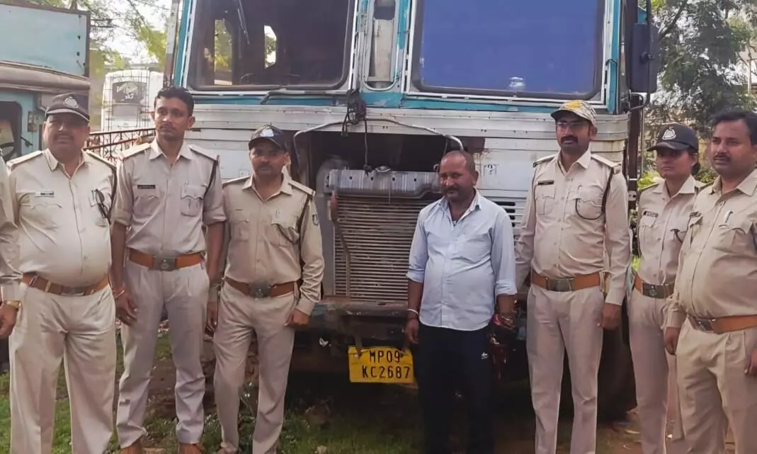 अवैध खनन केन नदी-बोरी सड़क मार्ग पर वन अमले ने की घेराबंदी अवैध खनन केन नदी-बोरी सड़क मार्ग पर वन अमले ने की घेराबंदी