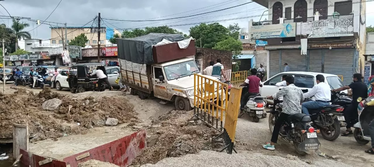 पुलिया निर्माण के बाद धंसा लोडिंग वाहन पुलिया निर्माण के बाद धंसा लोडिंग वाहन