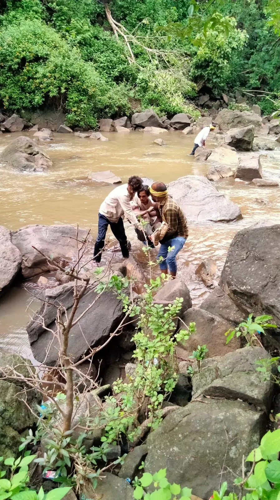 सेल्फी लेते वक्त िफसला पैर... कुकड़ीखापा वॉटर फॉल की खाई में गिरा युवक, मौत सेल्फी लेते वक्त िफसला पैर... कुकड़ीखापा वॉटर फॉल की खाई में गिरा युवक, मौत