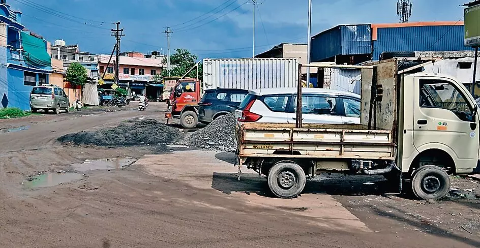 लाखों खर्च करके बनी सड़क पर टपरों व ट्रकों का कब्जा, चलने को तरस रहे नागरिक लाखों खर्च करके बनी सड़क पर टपरों व ट्रकों का कब्जा, चलने को तरस रहे नागरिक