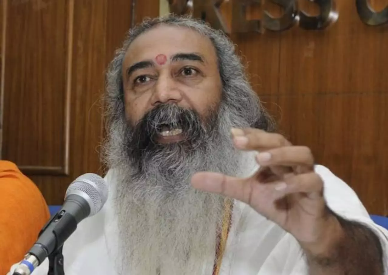 अपने बच्चों को कॉकरोच प्रदर्शन में नहीं, बल्कि गुरुकुल छात्र आंदोलन पर आचार्य प्रमोद का कड़ा प्रहार