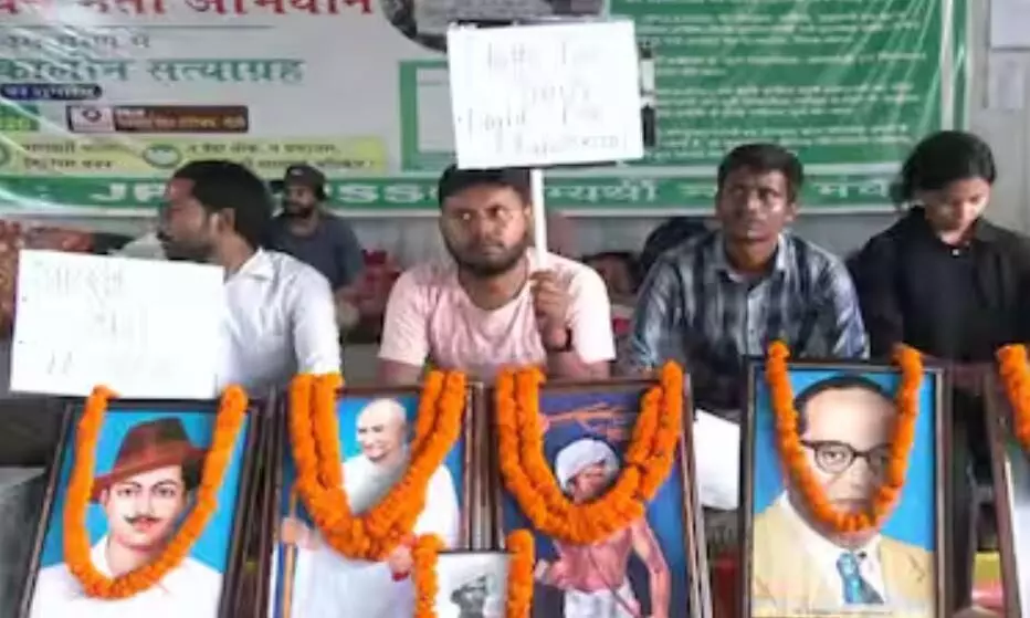 कॉकरोच जनता पार्टी ने प्रदर्शन को दिया समर्थन, अभिजीत दीपके ने सरकार से की अपील