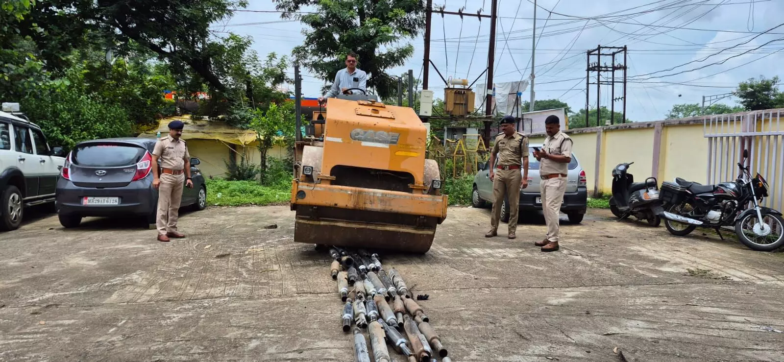 मॉडिफाइड साइलेंसरों को रोड रोलर से कुचला मॉडिफाइड साइलेंसरों को रोड रोलर से कुचला