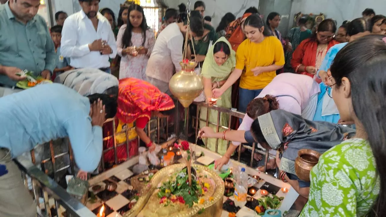 सावन का पहला सोमवार : शिव मंदिरों में लगा भक्तों का तांता सावन का पहला सोमवार : शिव मंदिरों में लगा भक्तों का तांता